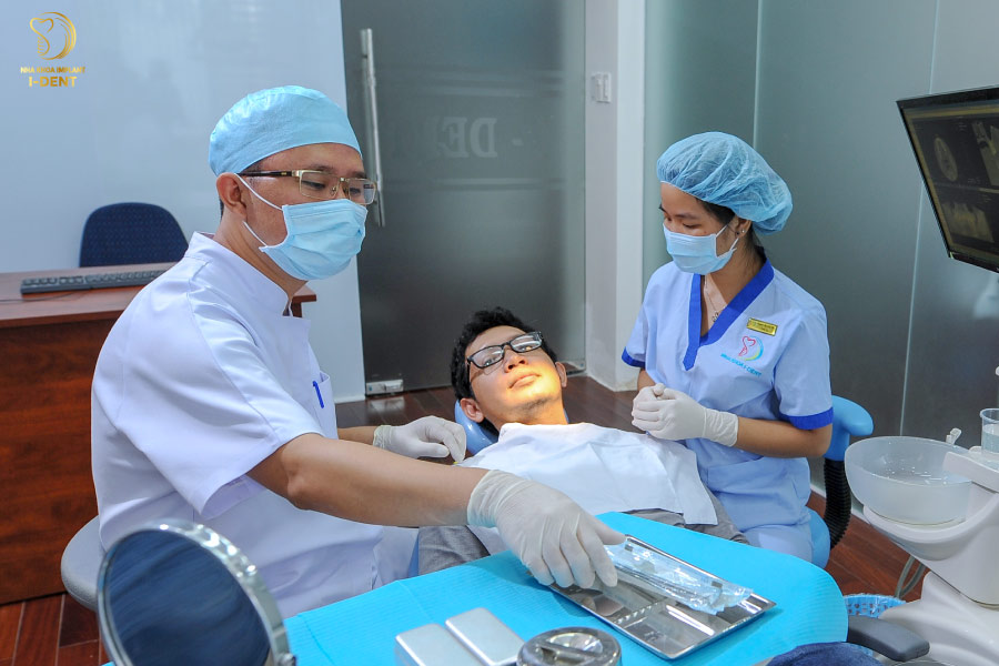 Đội ngũ bác sĩ của nha khoa I-DENT điều trị tủy răng