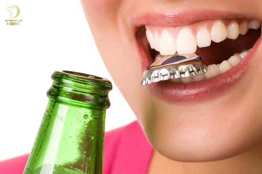 Dùng răng tác động mạnh vật cứng là nguyên nhân gây răng bị gãy