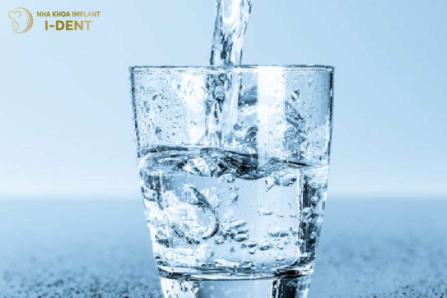 Uống nhiều nước để không bị khô miệng