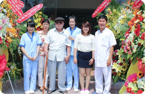 Bác sĩ Tùng trở về Việt Nam thành lập hệ thống nha khoa I-Dent.