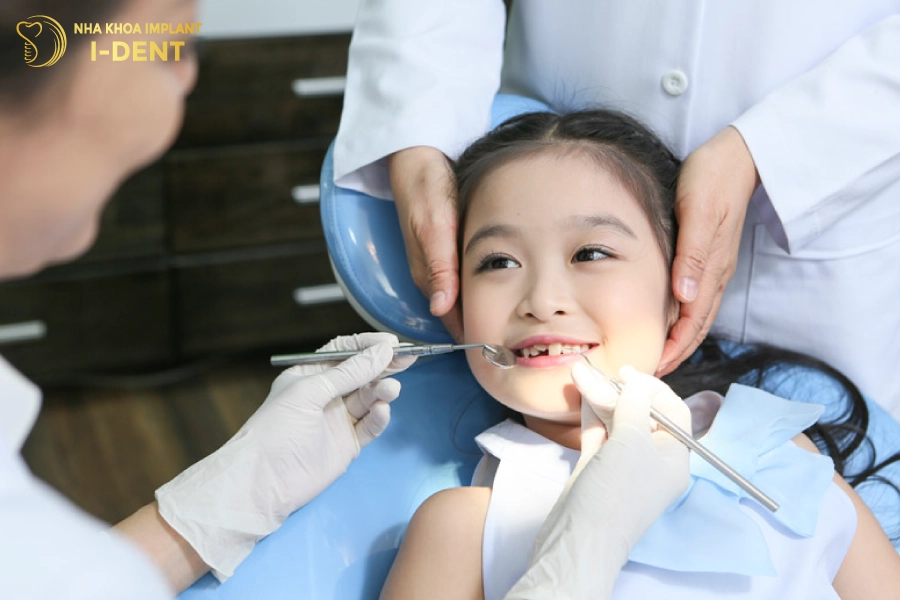 Bố mẹ nên đưa trẻ đi khám răng định kỳ để sớm phát hiện các sai lệch răng