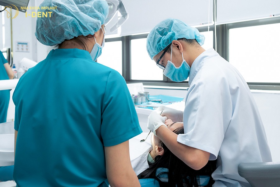 Nhổ răng hàm trên bị mọc nhiều răng trước khi niềng