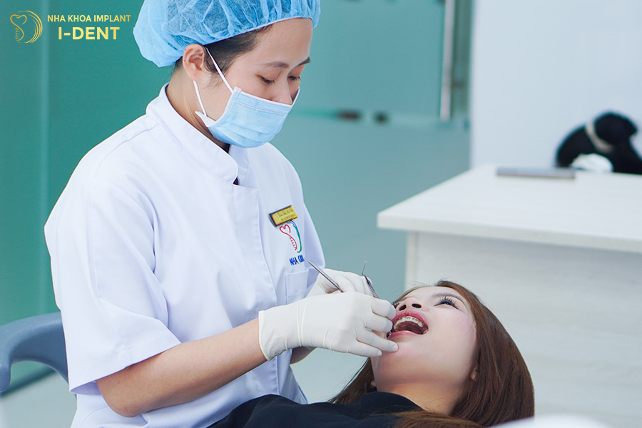 Siết răng định kỳ theo lịch tái khám