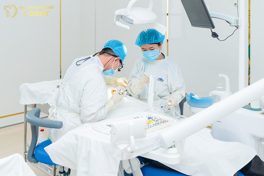 hối hận khi trồng răng implant giá rẻ