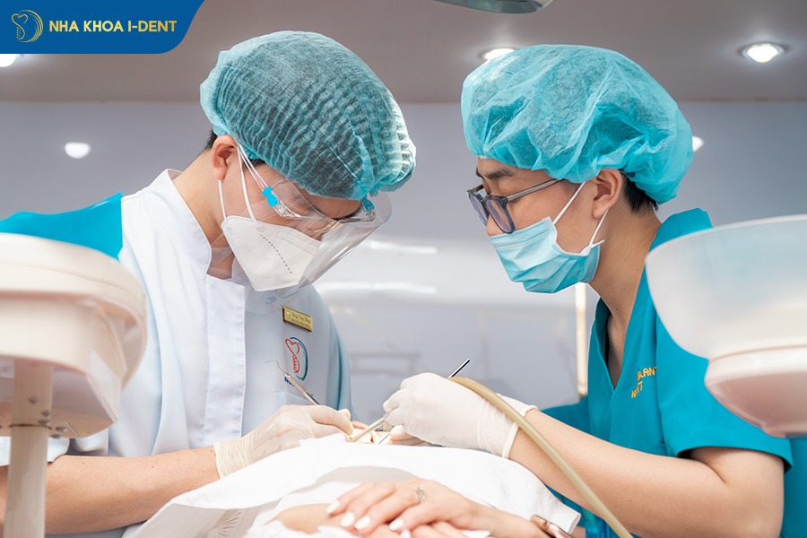 làm răng sứ có đau không