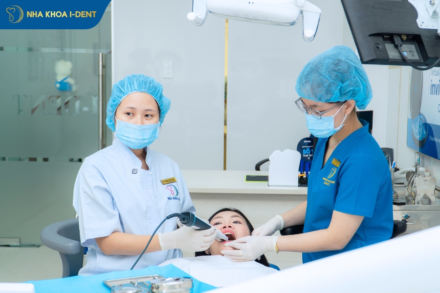 có nên niềng răng mắc cài sứ không