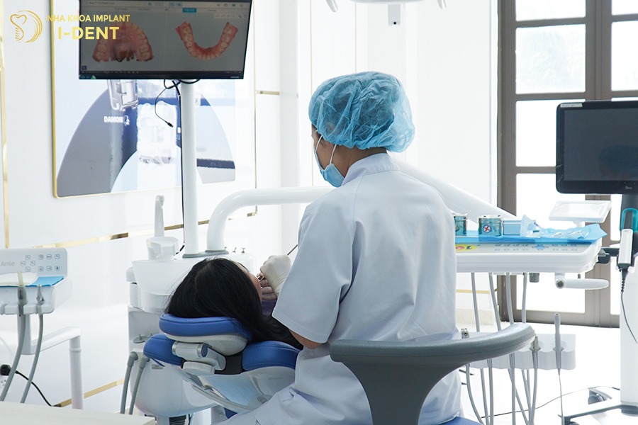 niềng răng mắc cài titan