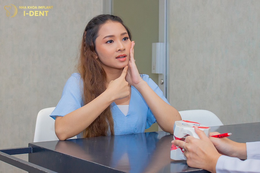 Mất răng số 6 khiến khuôn mặt kém cân đối và làm nụ cười mất tự nhiên.