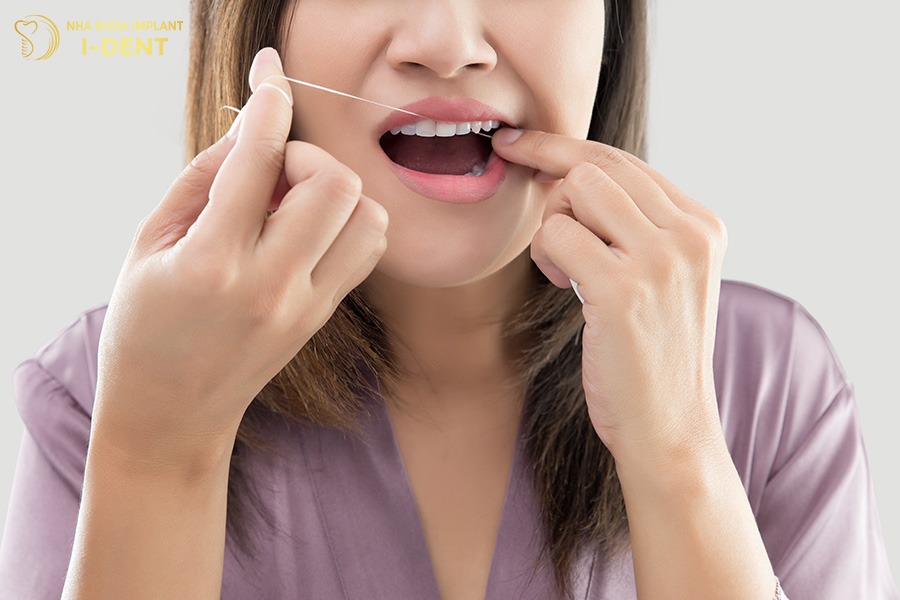 Răng implant cần được vệ sinh kỹ để tránh mắc thức ăn và viêm nướu.