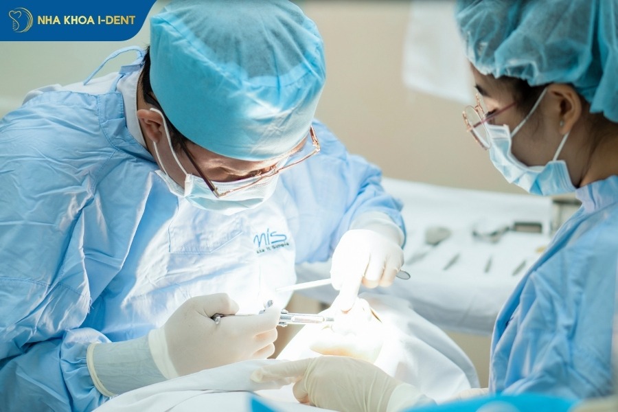 cắm vít niềng răng là gì