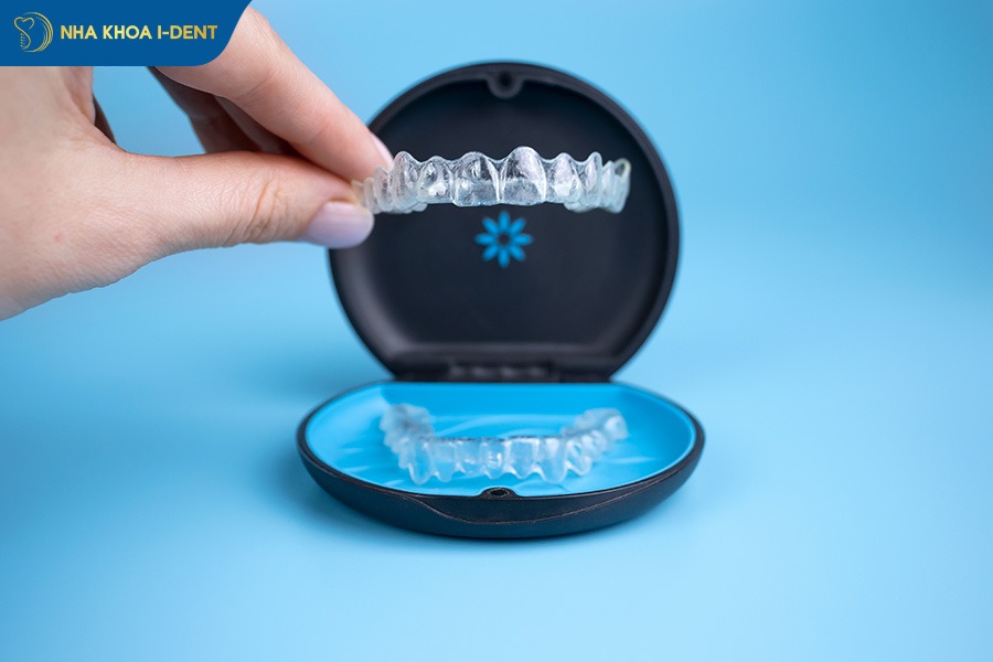 đeo máng niềng răng