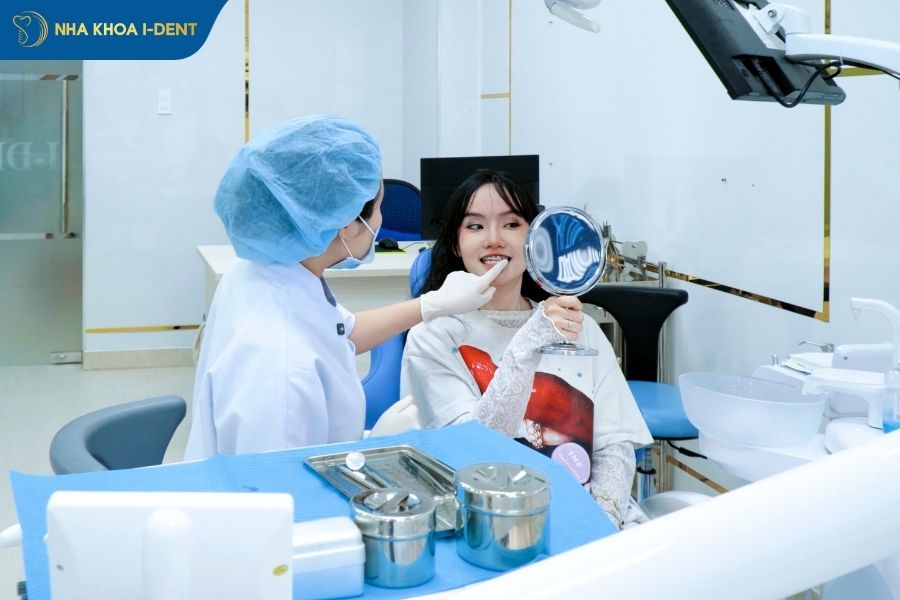 niềng răng có đau hay không khi tái khám