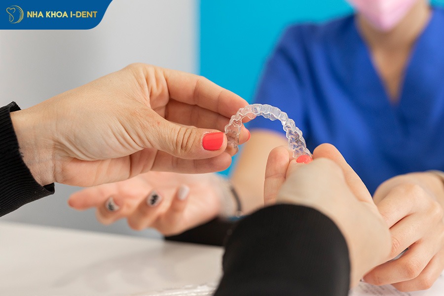 niềng răng trong suốt có mấy loại