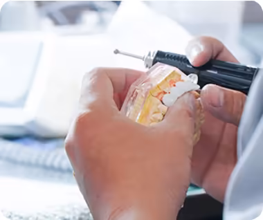 Nha khoa áp dụng kỹ thuật chế tác răng sứ Multilayer, mang lại độ bền và thẩm mỹ vượt trội.