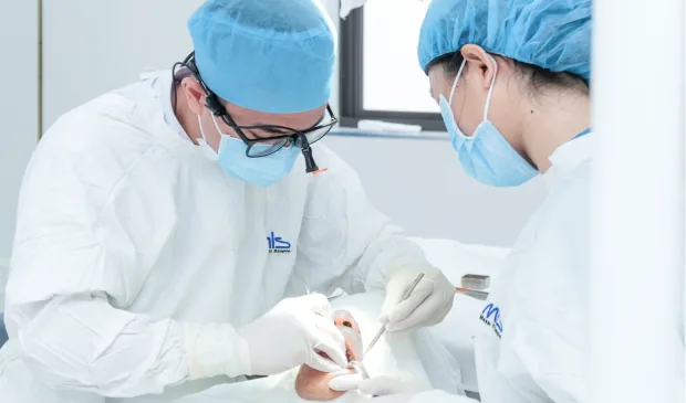 Bác Sĩ Hoàng Nguyễn Đình Tín Luôn Tận Tậm Trong Mỗi Ca Điều Trị