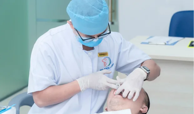 Bác Sĩ Hoàng Nguyễn Đình Tín Luôn Tận Tậm Trong Mỗi Ca Điều Trị