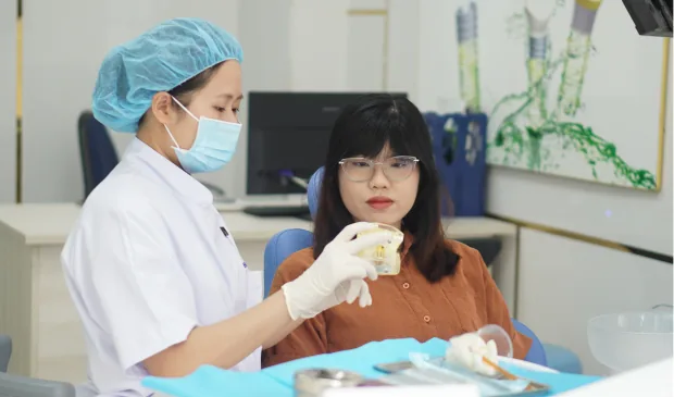 Dr. Tran Thi Hai Yen During Consultation And Treatment