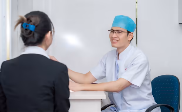 Bác Sĩ Nguyễn Hoàng Xuyên Luôn Tiến Hành Thăm Khám Tổng Quát Tình Trạng Răng Miệng