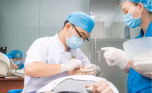 Bác Sĩ Trần Đoàn Lê Nhân Tận Tậm Trong Mỗi Ca Điều Trị
