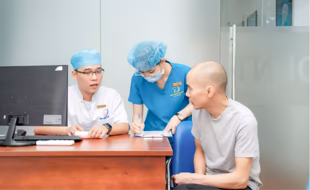 Bác Sĩ Trần Đoàn Lê Nhân Luôn Tiến Hành Thăm Khám Tổng Quát Tình Trạng Răng Miệng