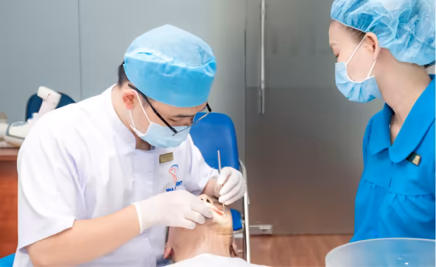 Bác Sĩ Trần Đoàn Lê Nhân Luôn Tiến Hành Thăm Khám Tổng Quát Tình Trạng Răng Miệng