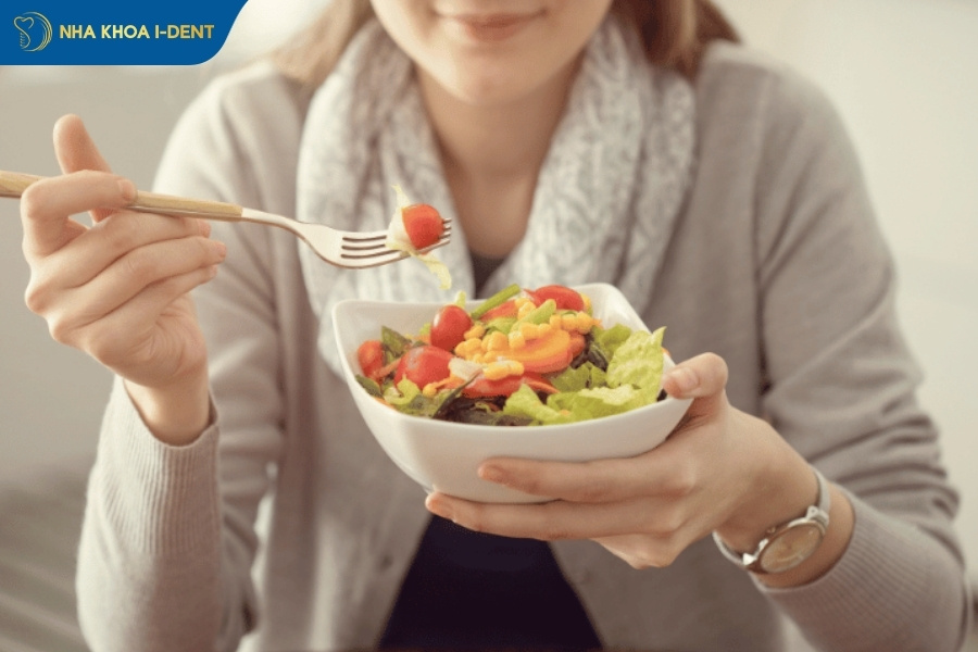 Việc thực hiện chế độ sinh hoạt và ăn uống hợp lý giúp ngăn ngừa biến chứng sau khi nhổ răng khôn. 