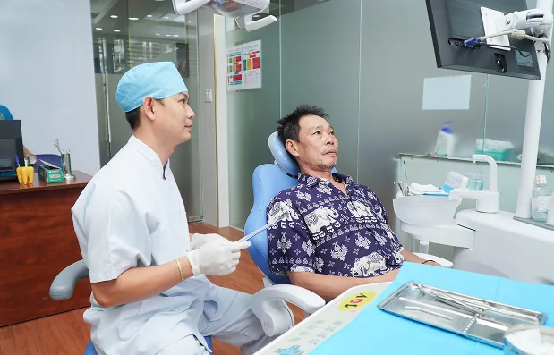 Bác Sĩ Mai Hồng Thái Luôn Tiến Hành Thăm Khám Tổng Quát Tình Trạng Răng Miệng