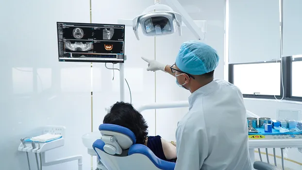 Bác Sĩ Đình Tín Luôn Tiến Hành Thăm Khám Tổng Quát Tình Trạng Răng Miệng