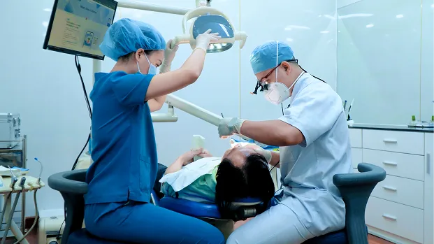Bác Sĩ Quang Linh Luôn Tiến Hành Thăm Khám Tổng Quát Tình Trạng Răng Miệng