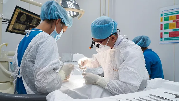 Bác Sĩ Quang Linh Tận Tậm Trong Mỗi Ca Điều Trị