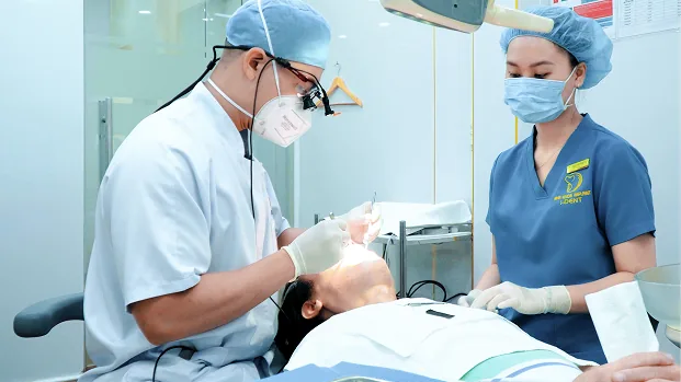 Bác Sĩ Quang Linh Luôn Tiến Hành Thăm Khám Tổng Quát Tình Trạng Răng Miệng