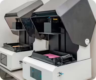Nha khoa I-Dent sử dụng máy in 3D nha khoa Rayshape hiện đại trong chế tác răng sứ.