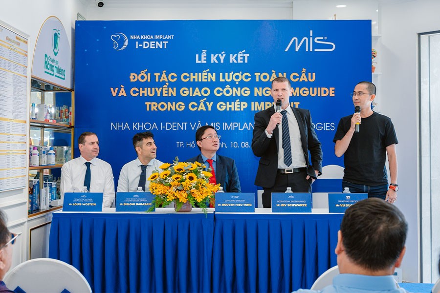 Mr. Ziv Schwartz sharing his thoughts at the ceremony
