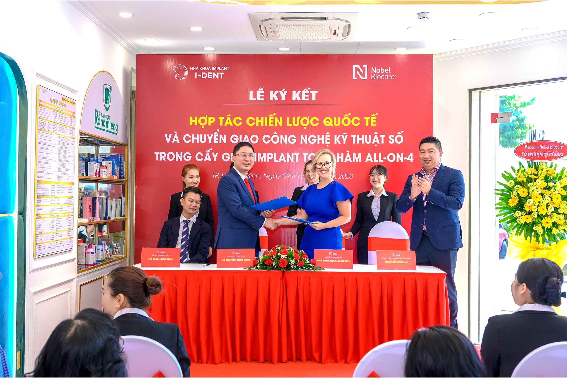 Representatives of I-DENT Dental Clinic and Nobel Biocare at the signing ceremony