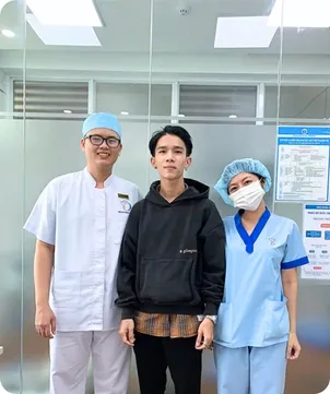 Bác Sĩ Trong Quá Trình Điều Trị Và Thăm Khám
