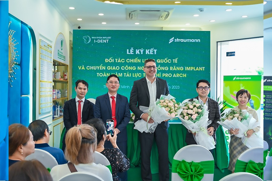 Senior representatives from Straumann Group