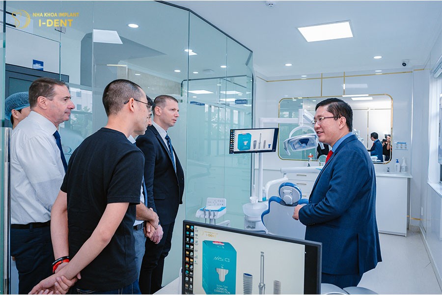 The MIS delegation touring I-DENT’s facilities
