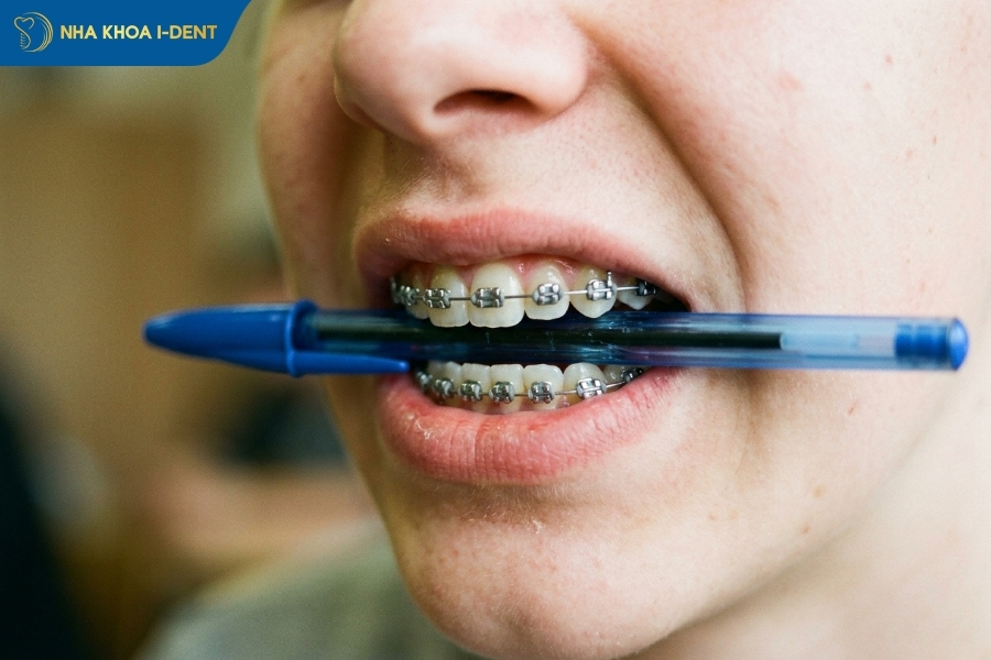 Tránh những thói quen xấu như cắn bút bi