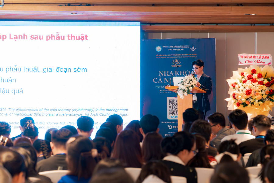 Bác sĩ Vũ Khánh báo cáo tại hội nghị