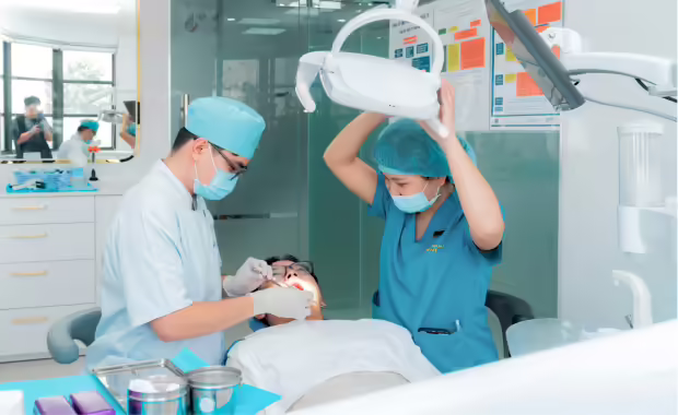 Bác Sĩ Nguyễn Vũ Khánh Luôn Tiến Hành Thăm Khám Tổng Quát Tình Trạng Răng Miệng