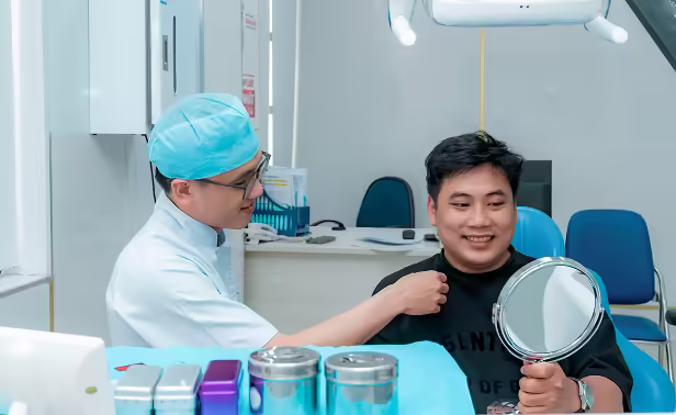 Bác Sĩ Nguyễn Thành Luân Tận Tậm Trong Mỗi Ca Điều Trị