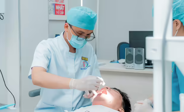 Bác Sĩ Nguyễn Thành Luân Luôn Tiến Hành Thăm Khám Tổng Quát Tình Trạng Răng Miệng