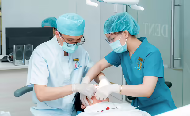 Bác Sĩ Nguyễn Thành Luân Luôn Tiến Hành Thăm Khám Tổng Quát Tình Trạng Răng Miệng