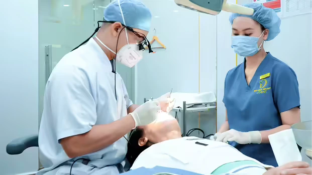 Dr. Nguyen Quang Linh Always Conducts A Comprehensive Oral Health Examination.