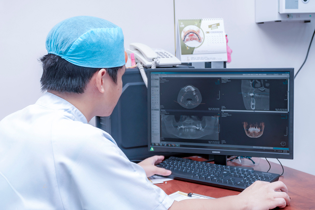 Bác Sĩ Nguyễn Hoàng Nhân Luôn Tiến Hành Thăm Khám Tổng Quát Tình Trạng Răng Miệng