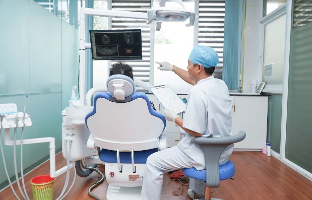 Bác Sĩ Mai Hồng Thái Luôn Tiến Hành Thăm Khám Tổng Quát Tình Trạng Răng Miệng