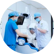 Bác sĩ tại nha khoa I-Dent sẽ dặn dò thời gian tái khám sau khi cấy implant toàn hàm.