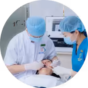 Bác sĩ nha khoa I-Dent phục hình sứ cho khách hàng.