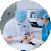 Bác sĩ nha khoa I-Dent phục hình sứ cho khách hàng.