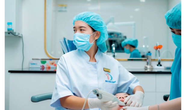 Bác sĩ CKI Nguyễn Thị Hồng Như trong điều trị bệnh nhân
